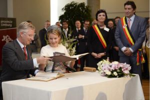 le couple royal signant les livres d'or à Hasselt