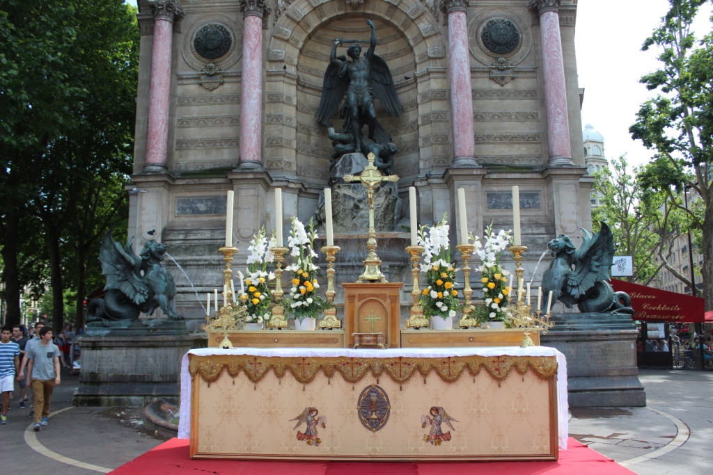autel devant la fontaine Saint Michel