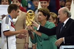 Dina Rousseff remet la coupe au capitaine allemand Philippe Lahm