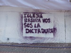 Argentine-iglesia_basura
