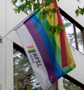 Le drapeau du RSFL, lobby LGBT suédois auquel appartenait le pédophile Stefan Johansson.
