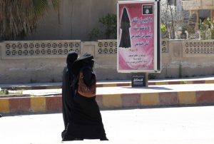 Le panneau d'affichage rappelle quelques consignes strictes concernant la tenue des femmes sur le territoire de l'Etat Islamique