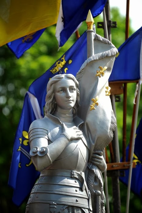 Jeanne-d-Arc-statue-drapeaux