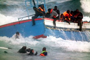 bateau-immigrants-au-large-de-Sicile 14 04 15