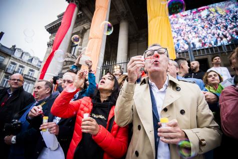 Yvan Mayeur (en pardessus beige à droite) faisant des bulles à la Belgian Pride, gay pride bruxelloise, le samedi 16 mai 2015