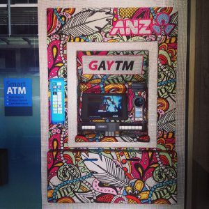 Le groupe ANZ (Australia and New Zealand Banking Group) est le troisième groupe bancaire australien et est actif sur tout le continent océanien. Ses distributeurs de billets avaient été redécorés pour la gay pride...