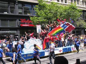 La Bank of America et son char à la gay pride... Il s'agit de l'une des quatre plus importantes banques des Etats-Unis.