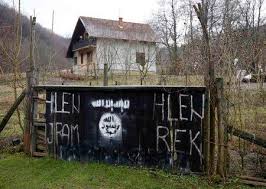 L'entrée du hameau islamiste de Osve aux couleurs de l'Etat Islamique