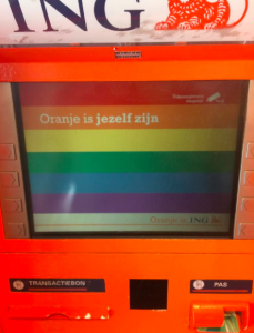 ING est une institution financière internationale d'origine néerlandaise. Elle occupe la sixième place au classement international dans le secteur bancaire. Ses distributeurs de billets sont redécorés aux couleurs de la gay pride des Pays-Bas.