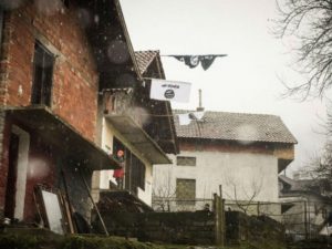 Drapeaux de l'Etat Islamique sur les maisons de Gornja Maoca