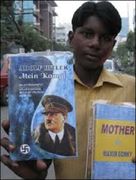 Au Bengladesh, un vendeur de rue propose Mein Kampf à la criée !