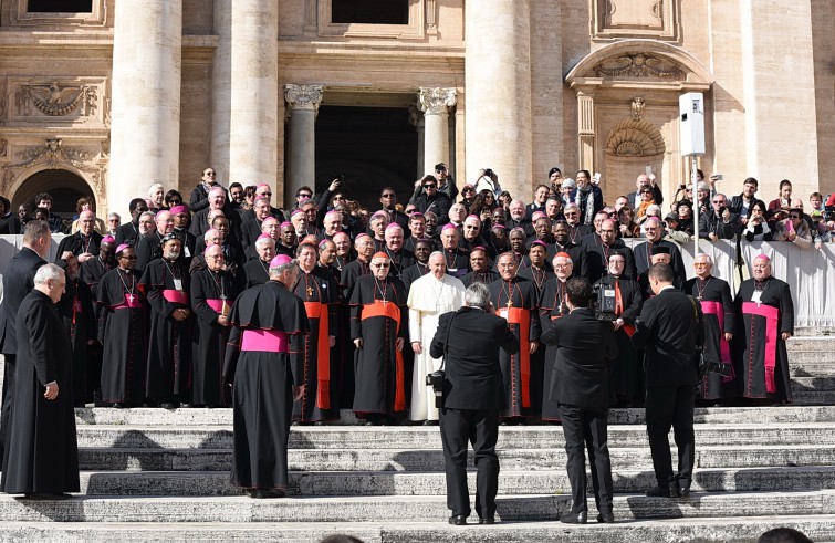 Papa Francesco con i vescovi dei Focolari