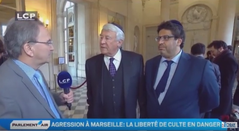 Claude Goasguen et Meyer Habib portant la kippa dans les couloirs de l'Assemblée nationale...