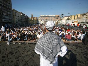 Musulmans en prière, place du marché à Naples, pour fêter la fin du Ramadan.