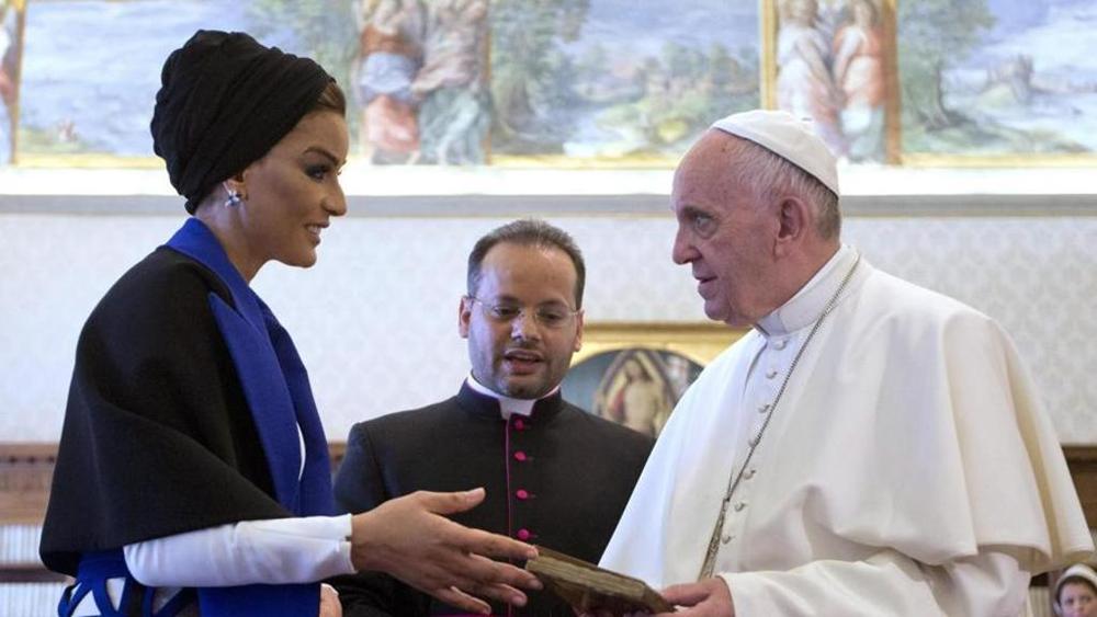 Samedi matin 4 juin 2016, le pape François a reçu en audience privée, au Palais apostoliques, Mozah bint Nasser al-Missned, la deuxième des trois épouses du cheikh Hamad bin Khalifa al-Thani, l’ancien émir du Qatar