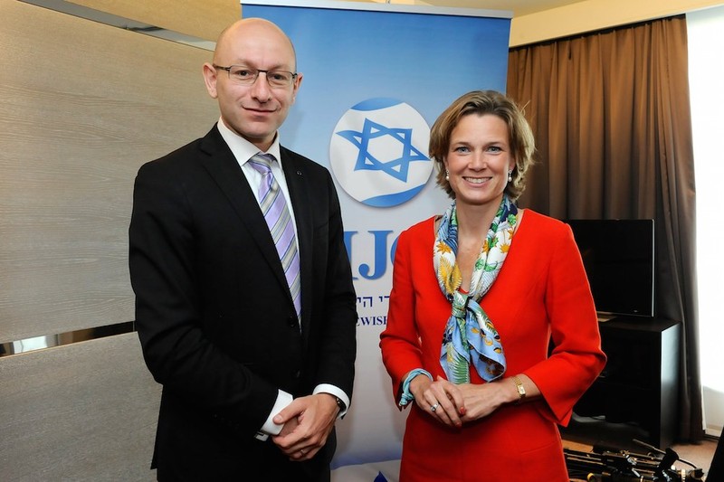 Katharina von Schnurbein avec Arsen Ostrovsky, directeur de recherche de l'Israeli Jewish Congress dont le logo apparaît en arrière-fond