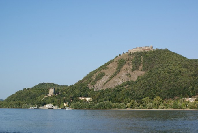 La forteresse située sur les rives du Danube à 40  km au nord de Budapest porte le nom slave de više grad , littéralement « la ville haute » : elle fut détruite par les Turcs au cours des guerres successives des XVIe et XVIIe siècles.