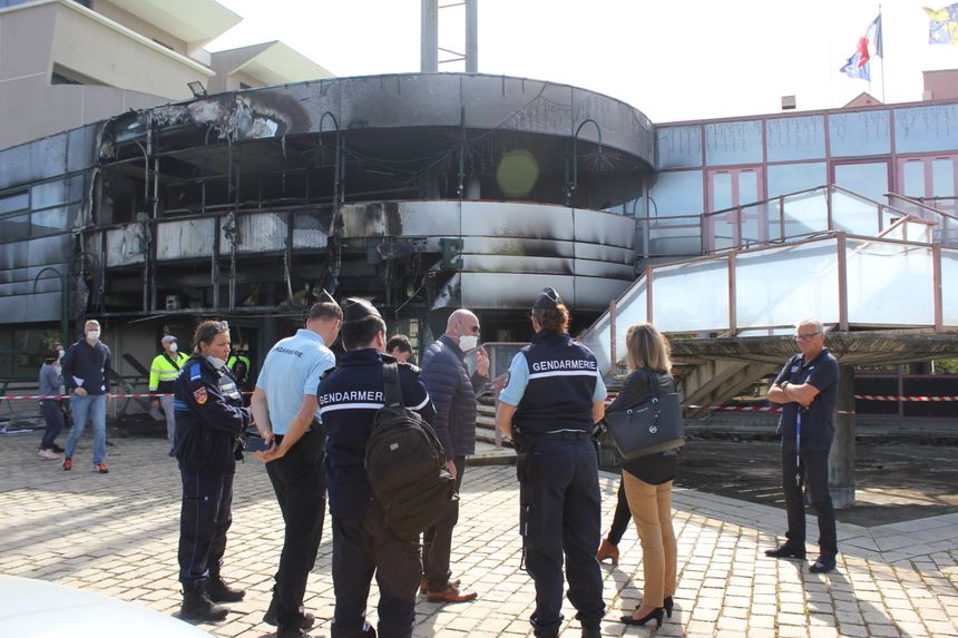Mairie incendiée à Villefontaine, un "attentat" selon le maire medias