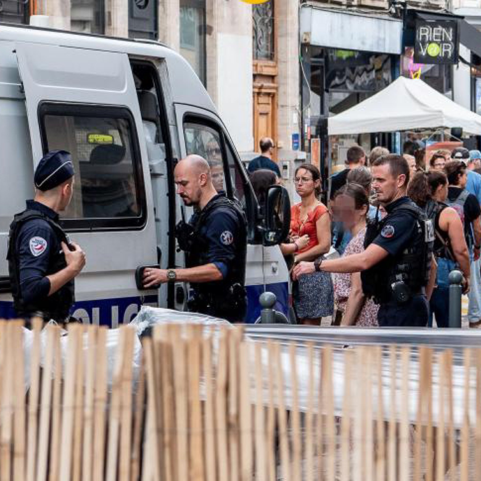 Trois jeunes femmes du Collectif Némésis mises 18 heures en garde à vue pour une banderole